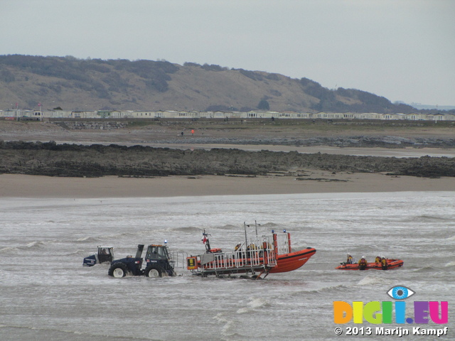 SX26427 Big and small lifeboat tracktors with boat